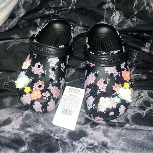 Crocs Classic Floral Clog in Black with Pink Flowers size w8 m6 nwt